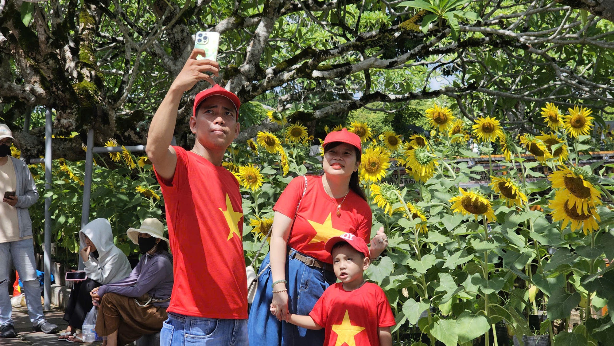 Du khách nườm nượp tham quan Đại nội Huế trong ngày được miễn vé- Ảnh 18.