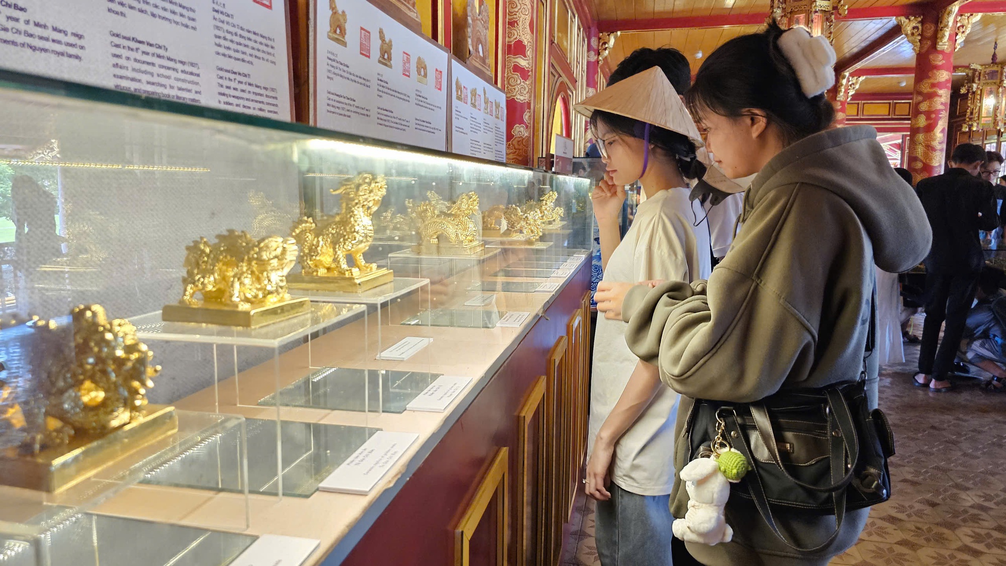 Du khách nườm nượp tham quan Đại nội Huế trong ngày được miễn vé- Ảnh 5.