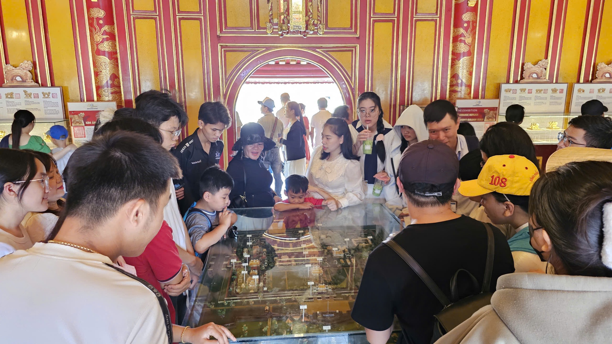Du khách nườm nượp tham quan Đại nội Huế trong ngày được miễn vé- Ảnh 12.