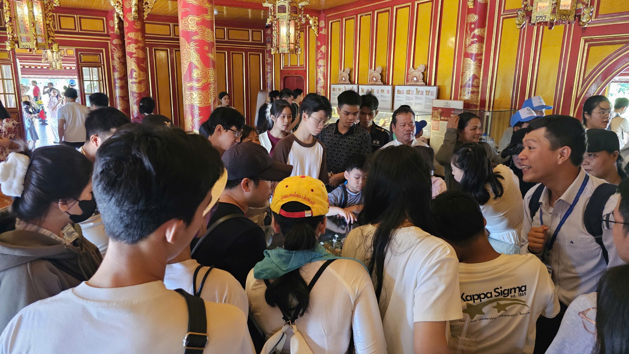 Du khách nườm nượp tham quan Đại nội Huế trong ngày được miễn vé- Ảnh 4.