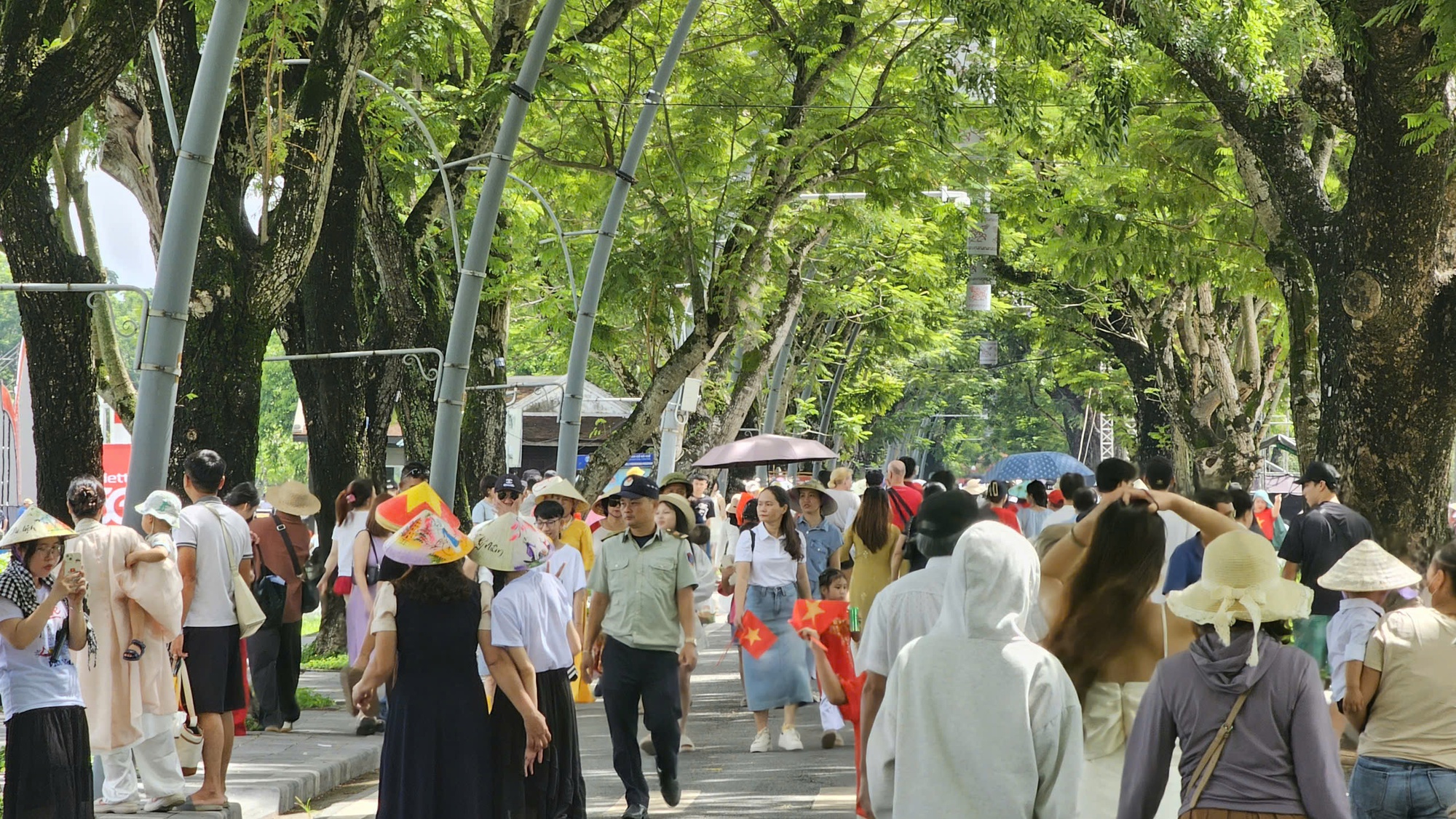 Du khách nườm nượp tham quan Đại nội Huế trong ngày được miễn vé- Ảnh 1.