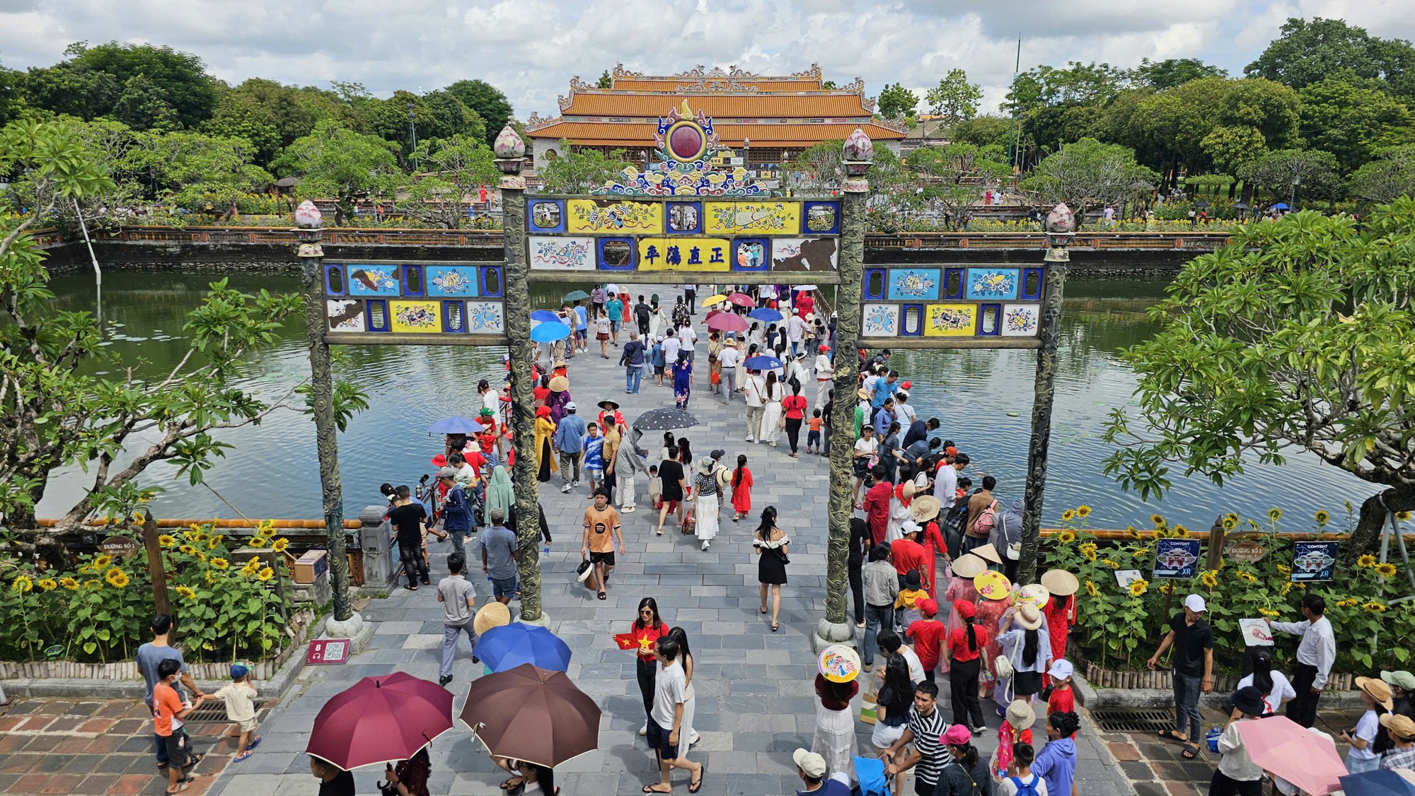 Du khách nườm nượp tham quan Đại nội Huế trong ngày được miễn vé- Ảnh 9.