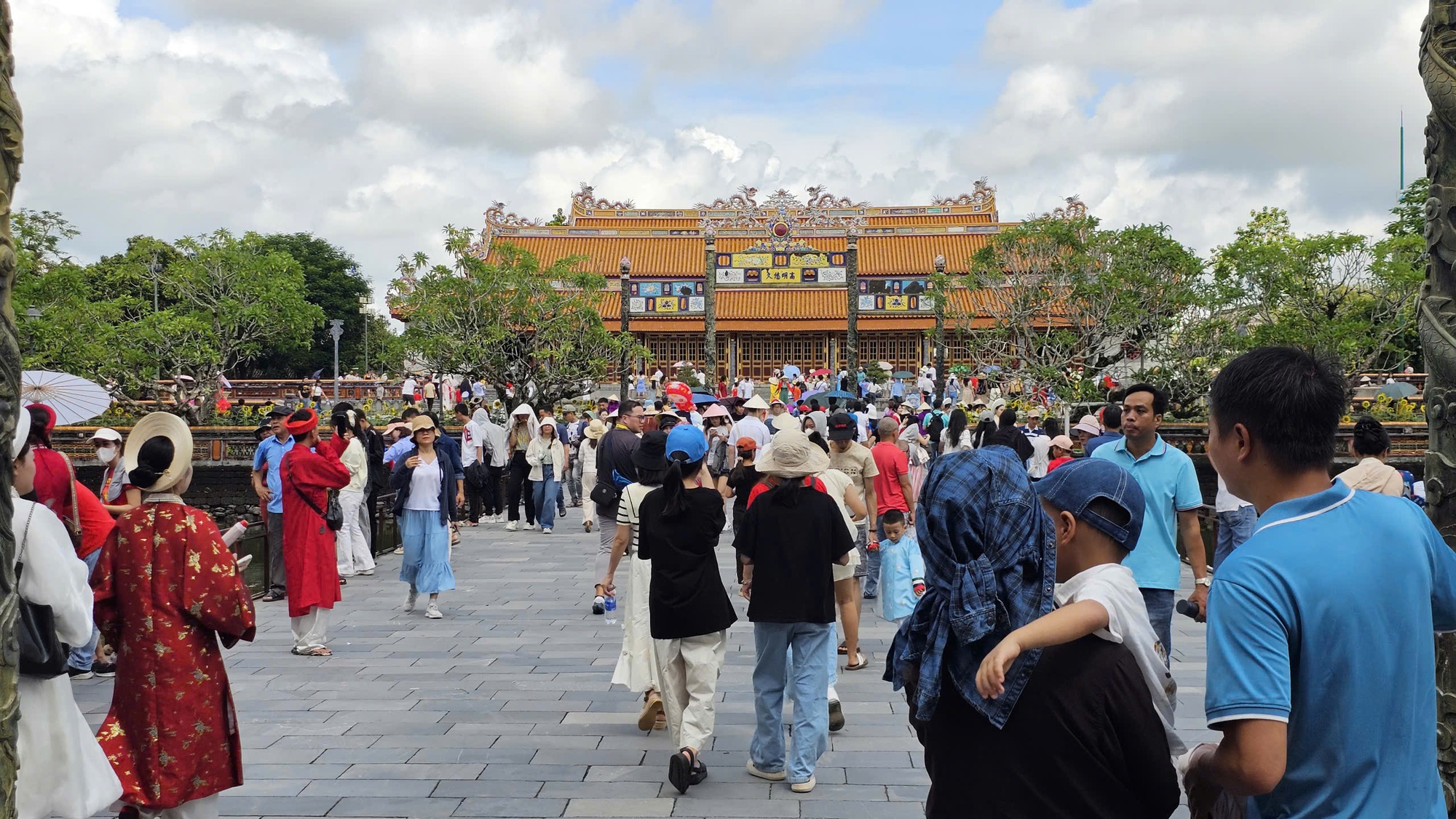 Du khách nườm nượp tham quan Đại nội Huế trong ngày được miễn vé- Ảnh 8.