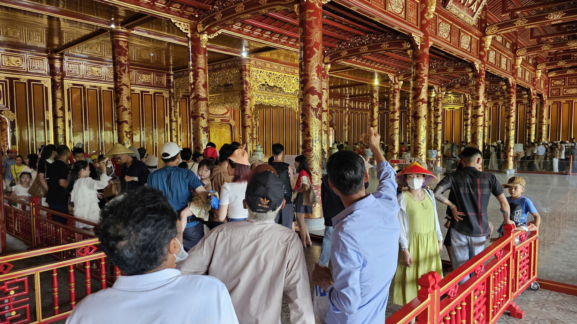 Du khách nườm nượp tham quan Đại nội Huế trong ngày được miễn vé- Ảnh 16.
