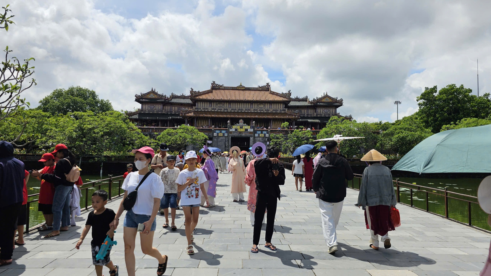 Du khách nườm nượp tham quan Đại nội Huế trong ngày được miễn vé- Ảnh 15.