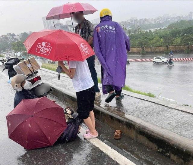 Cô gái ở Hà Nội nghi bị sét đánh tử vong trong cơn mưa giông: Mũ bảo hiểm cháy xém, vỡ đôi- Ảnh 1. Cô gái ở Hà Nội nghi bị sét đánh tử vong trong cơn mưa giông: Mũ bảo hiểm cháy xém, vỡ đôi- Ảnh 1.