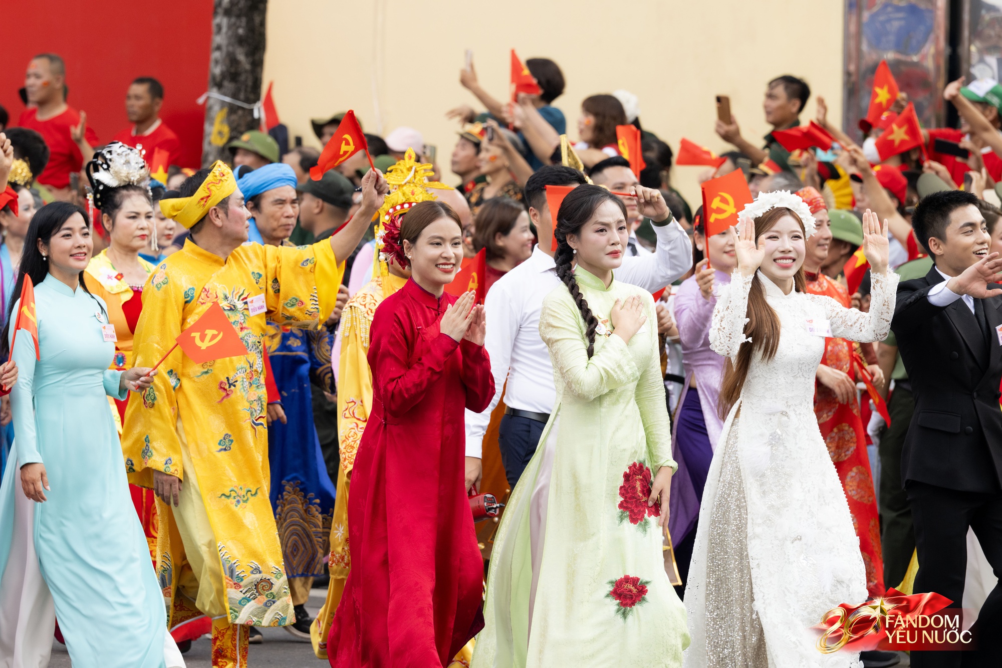 Nam diễn viên Vbiz bất ngờ hot khắp nơi với bộ ảnh diễu hành 2/9 "không điểm nào khen"!- Ảnh 10.