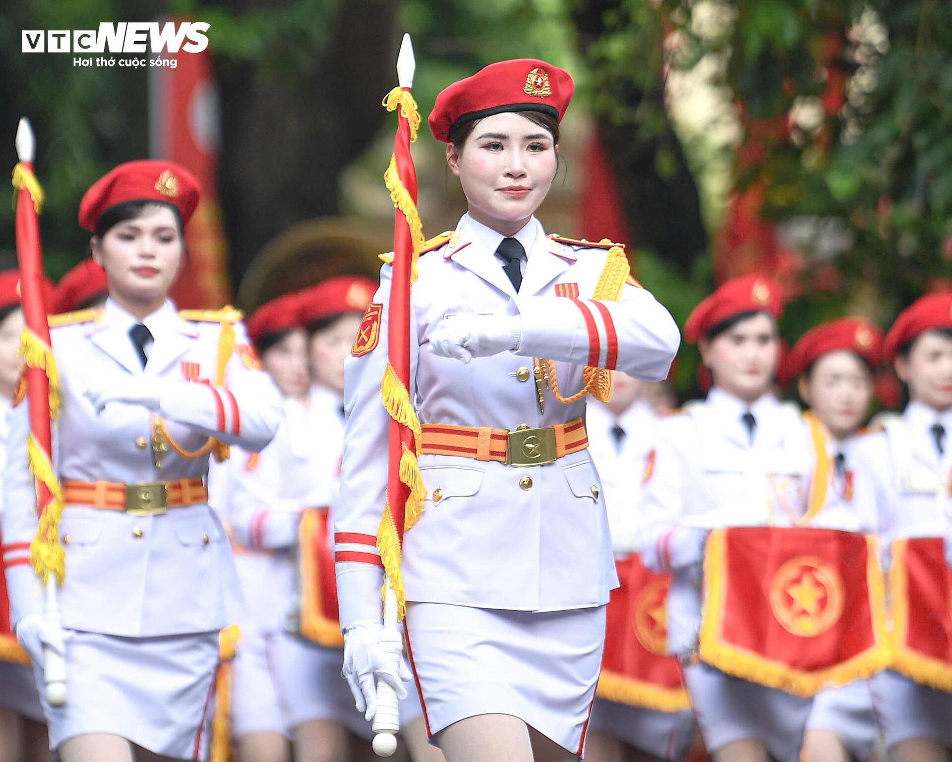 Thần thái điện ảnh, khí chất thép của các khối trưởng A80 gây "bão mạng"- Ảnh 7.