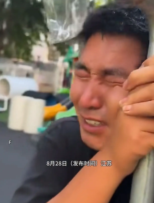 Phát hiện "đối tượng lạ" đứng nửa ngày ngoài cổng trường, cô giáo tò mò chạy ra xem rồi chạy vội vào, bối rối không biết nói sao!- Ảnh 1. Phát hiện "đối tượng lạ" đứng nửa ngày ngoài cổng trường, cô giáo tò mò chạy ra xem rồi chạy vội vào, bối rối không biết nói sao!- Ảnh 1.