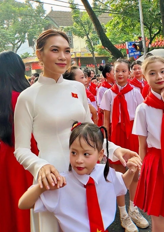 Gây xúc động khi xuất hiện tại quảng trường Ba Đình sáng 2/9, Mỹ Tâm đẳng cấp cỡ nào?- Ảnh 2.