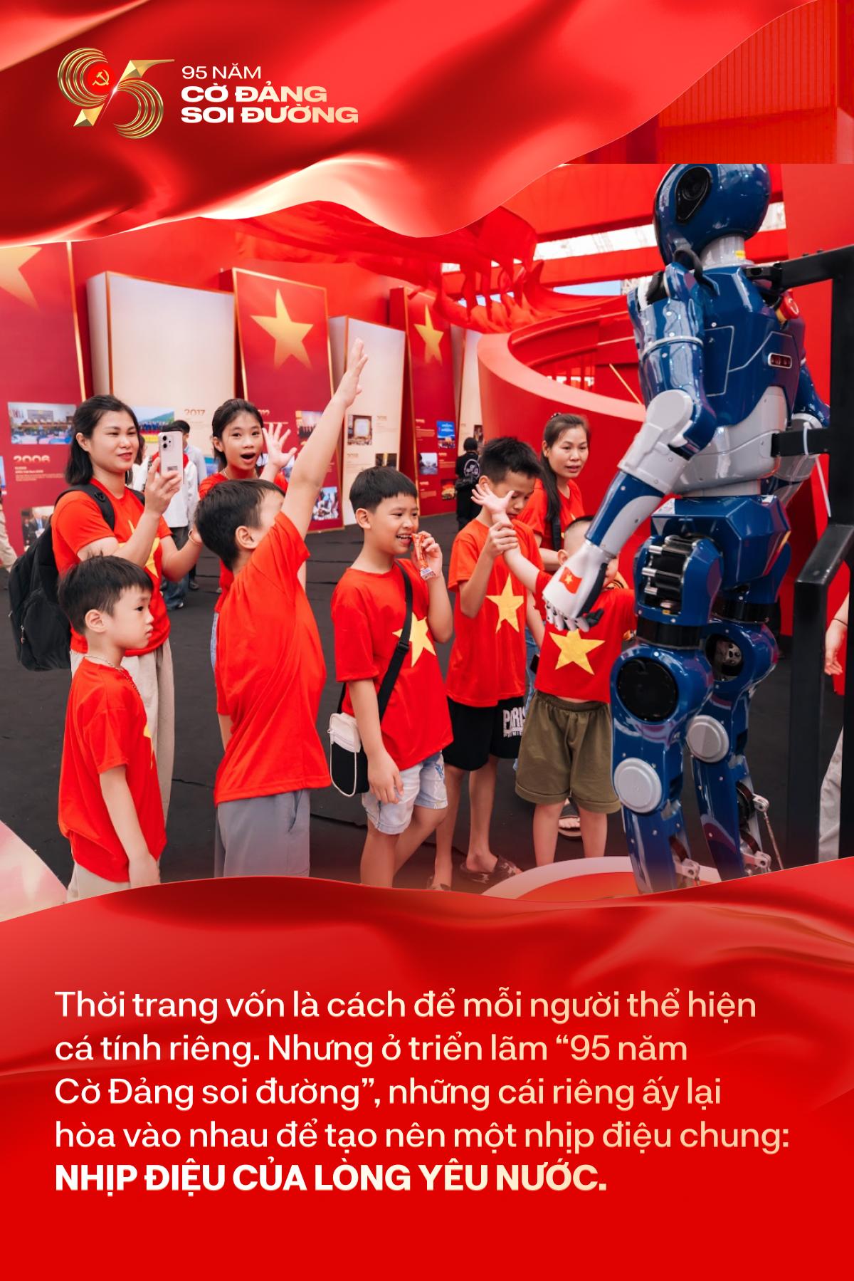 Người trẻ diện trang phục mang màu cờ sắc áo, nô nức hướng về Triển lãm “95 năm Cờ Đảng soi đường”- Ảnh 2.