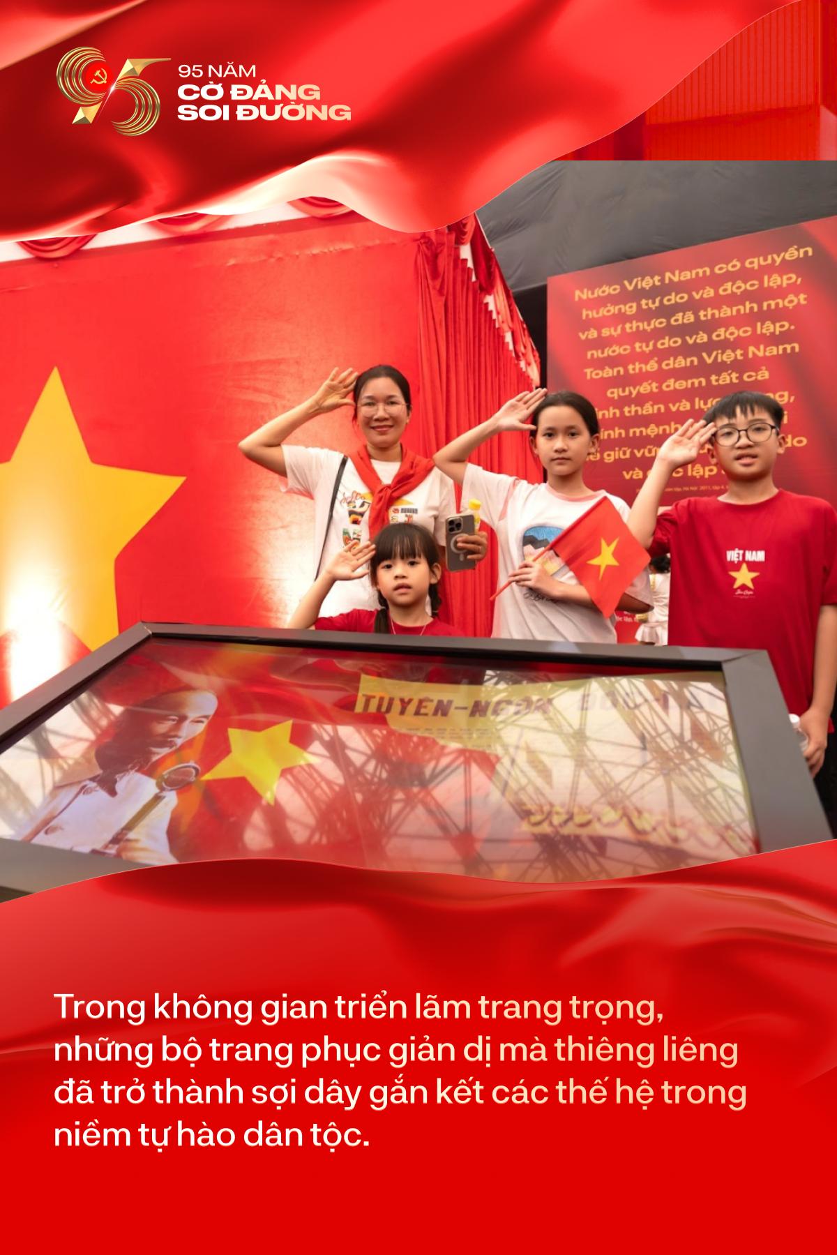 Người trẻ diện trang phục mang màu cờ sắc áo, nô nức hướng về Triển lãm “95 năm Cờ Đảng soi đường”- Ảnh 3.