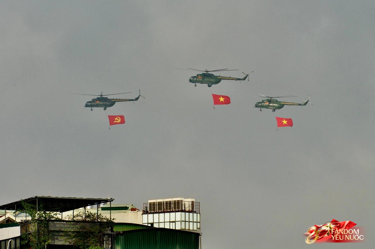Cận cảnh khoảnh khắc biên đội trực thăng mang cờ Đảng, cờ Tổ quốc tung bay trên Quảng trường Ba Đình sáng 2/9- Ảnh 3.