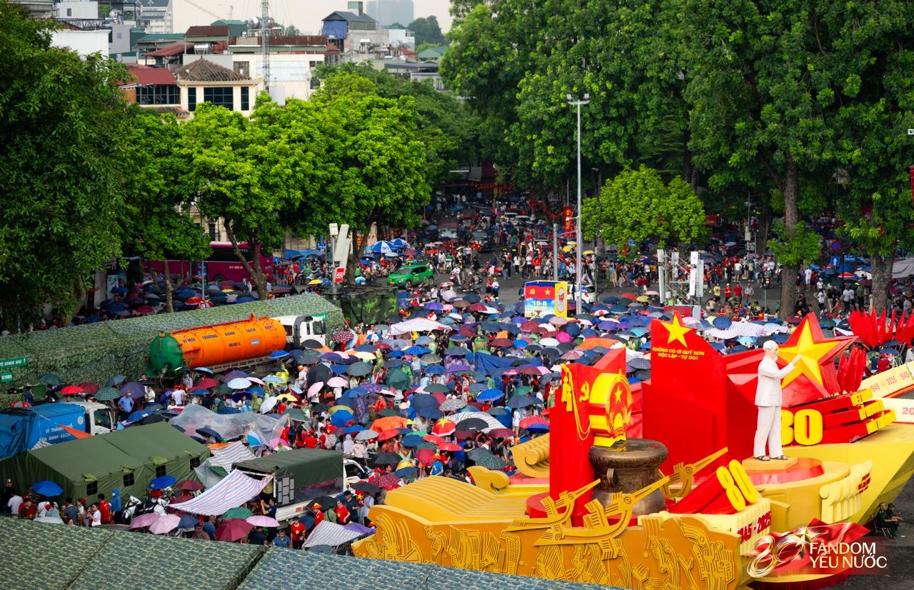 Người TP.HCM thuê khách sạn 3 triệu/đêm nhưng xuống vỉa hè trải bạt ngủ để chờ xem diễu binh 2/9: "Muốn hòa vào không khí đặc biệt này!"- Ảnh 2. Người TP.HCM thuê khách sạn 3 triệu/đêm nhưng xuống vỉa hè trải bạt ngủ để chờ xem diễu binh 2/9: "Muốn hòa vào không khí đặc biệt này!"- Ảnh 2.