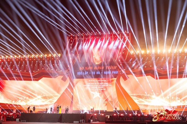 Phát hiện Bạch Nguyệt Quang tại Concert Quốc Gia đặc biệt: Visual sáng bừng không cần filter, đẹp đến nổi hết da gà- Ảnh 1.