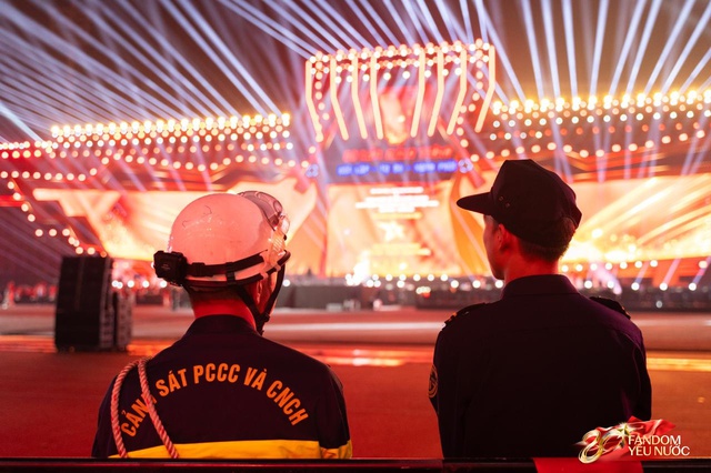 Phát hiện Bạch Nguyệt Quang tại Concert Quốc Gia đặc biệt: Visual sáng bừng không cần filter, đẹp đến nổi hết da gà- Ảnh 2.