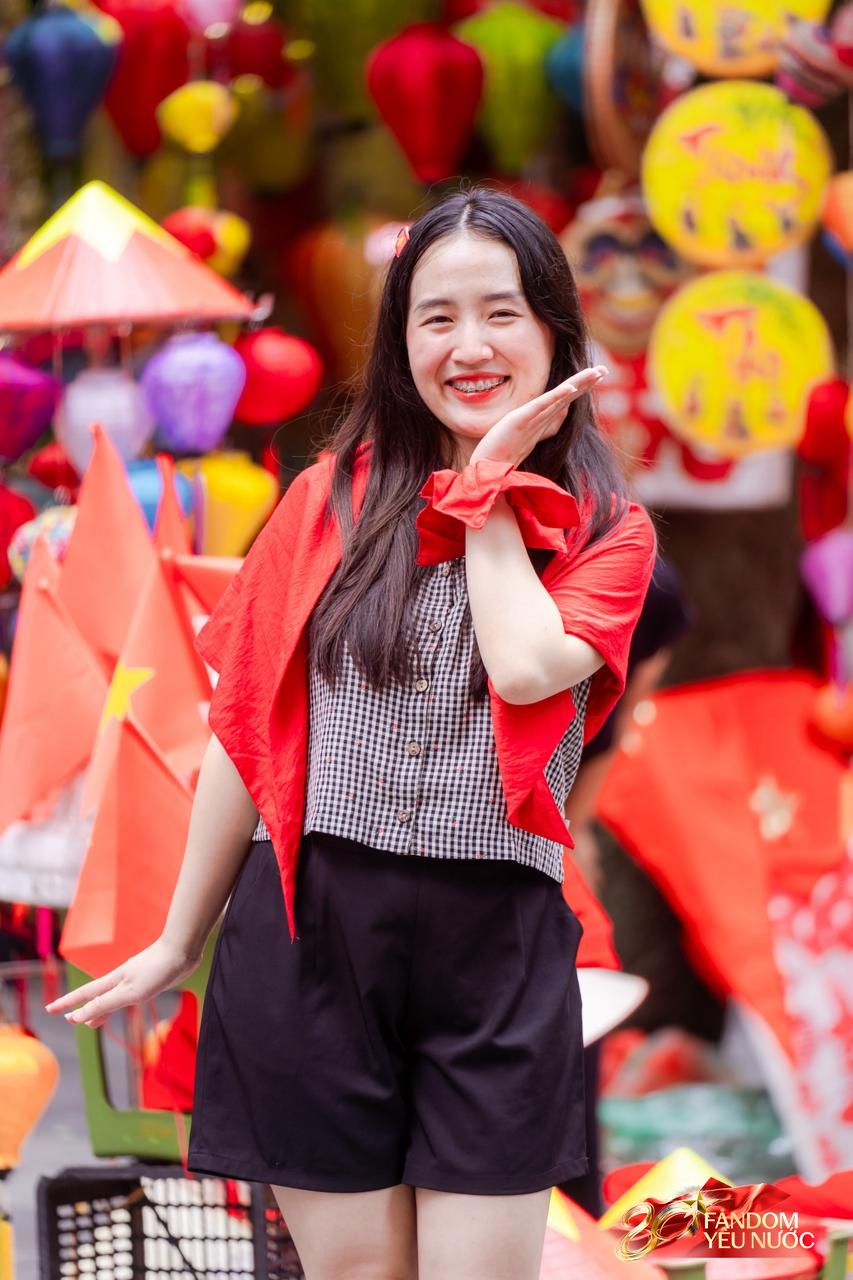 Người TP.HCM thuê khách sạn 3 triệu/đêm nhưng xuống vỉa hè trải bạt ngủ để chờ xem diễu binh 2/9: "Muốn hòa vào không khí đặc biệt này!"- Ảnh 4. Người TP.HCM thuê khách sạn 3 triệu/đêm nhưng xuống vỉa hè trải bạt ngủ để chờ xem diễu binh 2/9: "Muốn hòa vào không khí đặc biệt này!"- Ảnh 4.