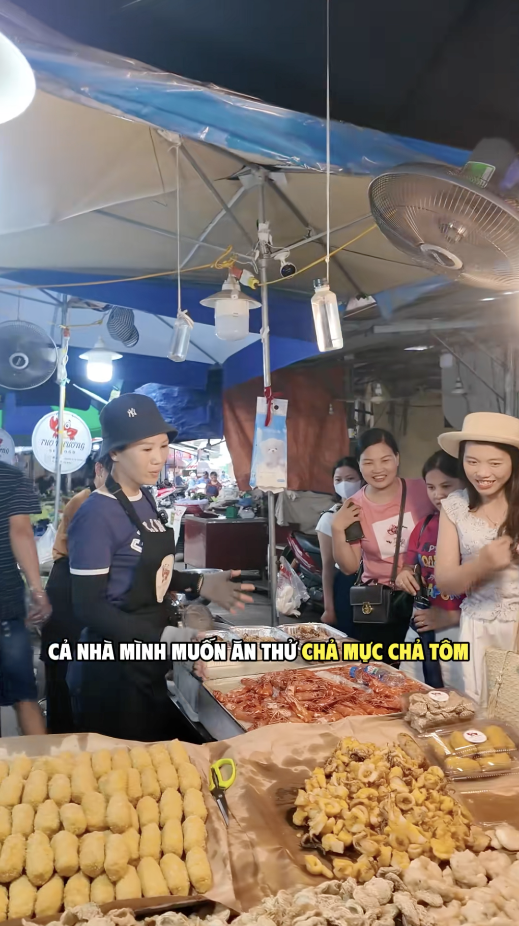 Cô gái bán hải sản khéo nhất Vịnh Bắc Bộ, giọng nói như biên tập viên truyền hình khiến ai cũng muốn mua hàng- Ảnh 1.