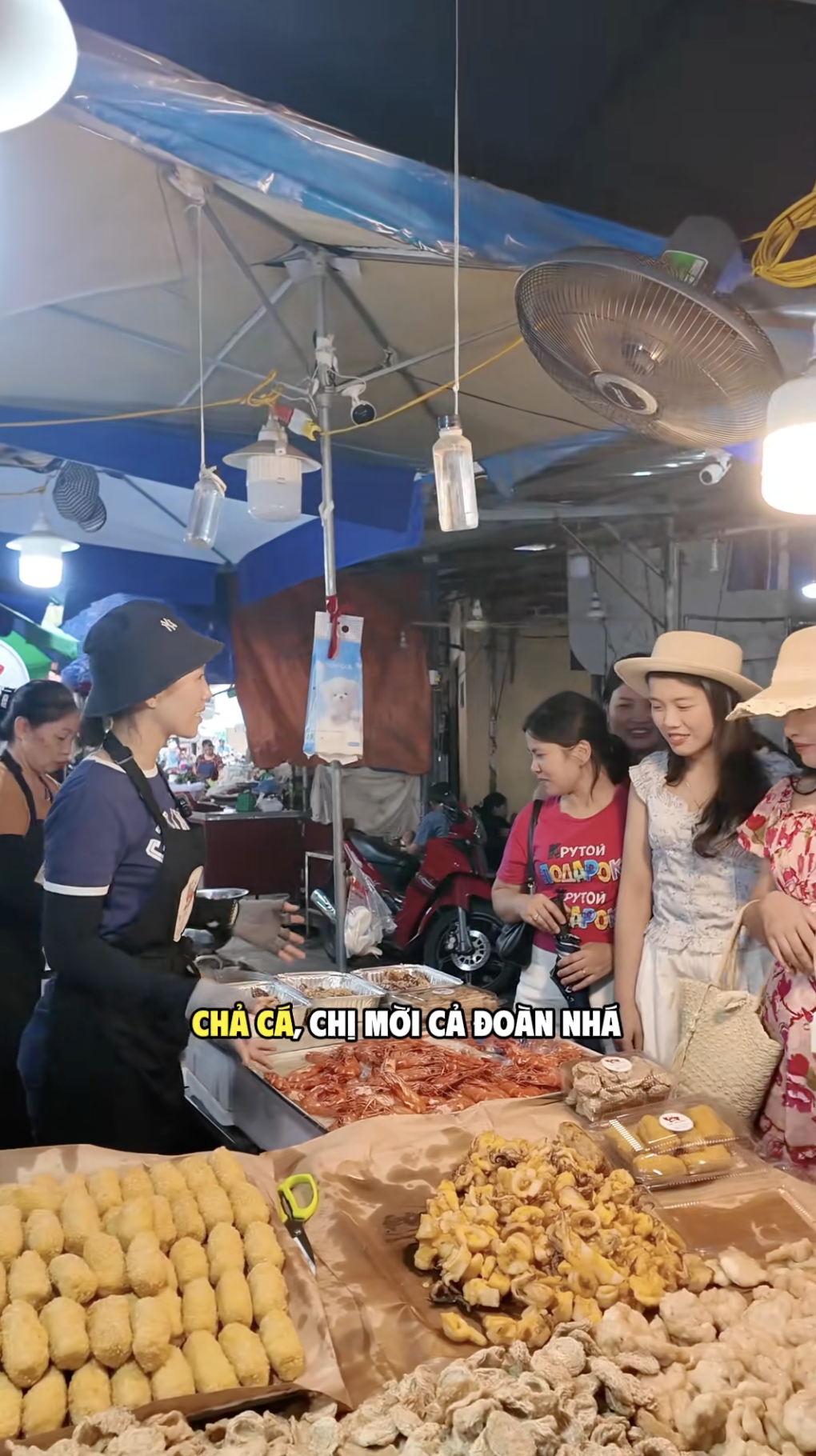 Cô gái bán hải sản khéo nhất Vịnh Bắc Bộ, giọng nói như biên tập viên truyền hình khiến ai cũng muốn mua hàng- Ảnh 2.