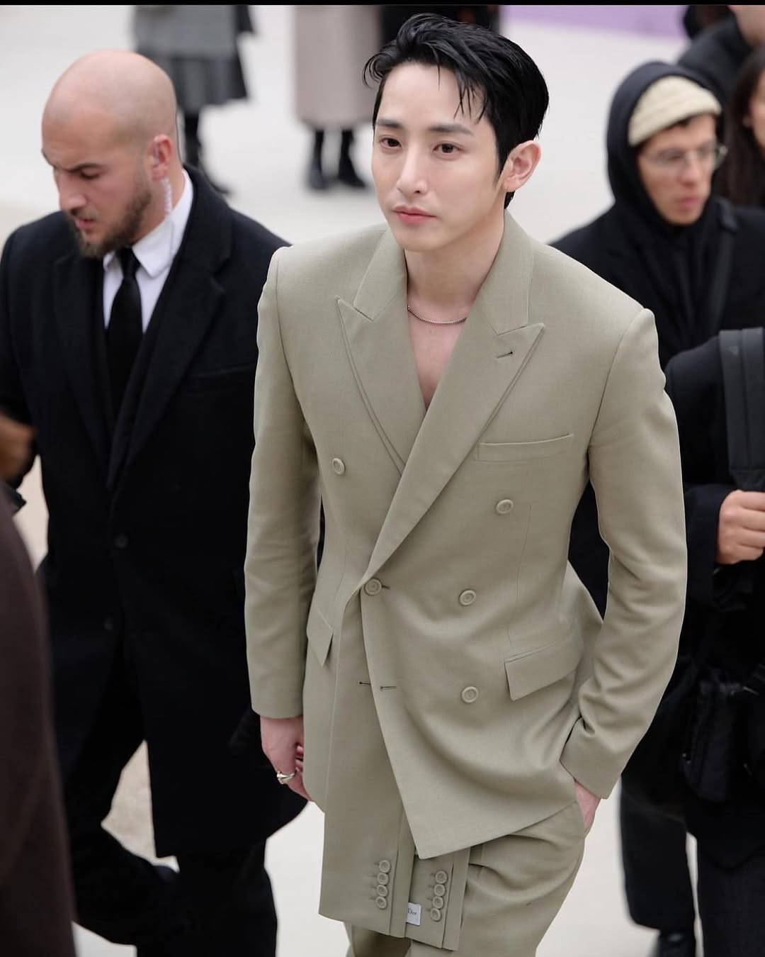 "Bạn thân G-Dragon" hành động bất thường, mắt trợn tròn, cười ngờ nghệch như dọa ma khán giả giữa sự kiện- Ảnh 5.
