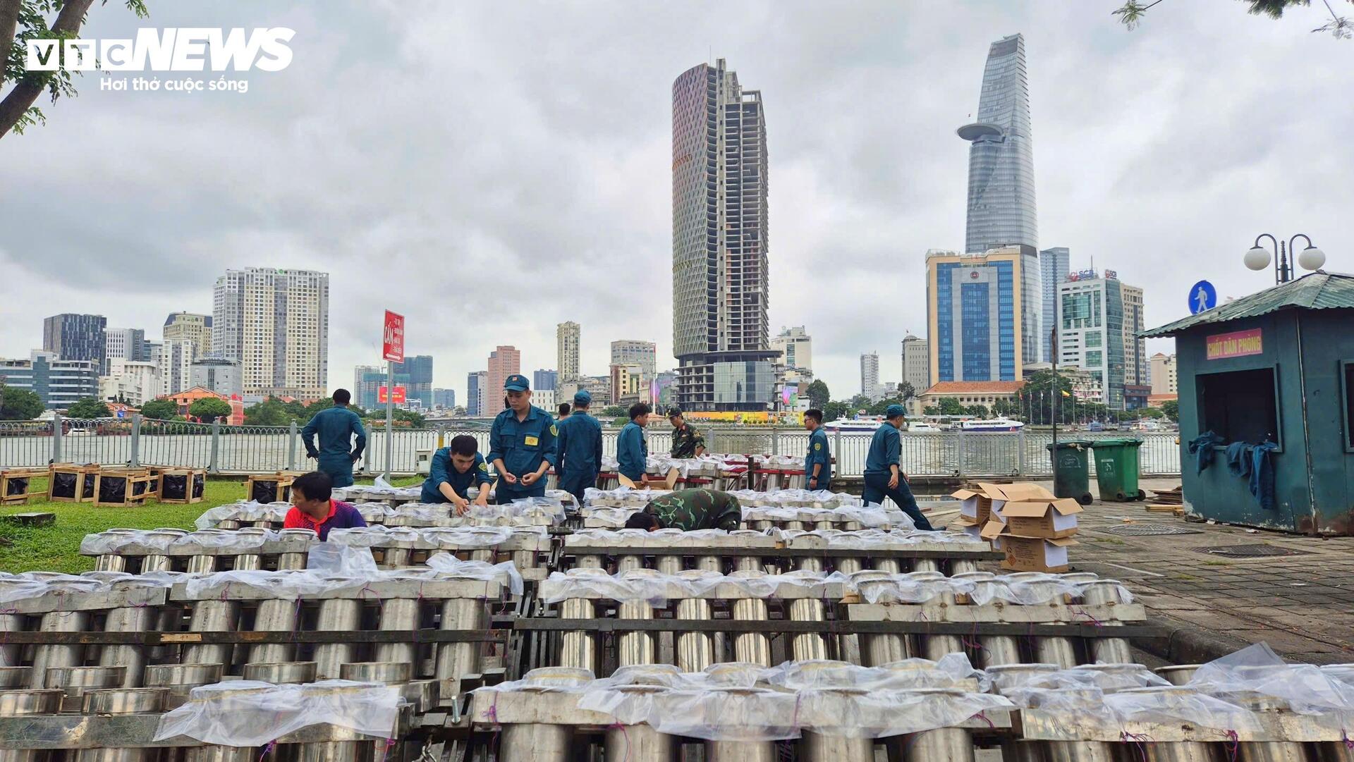 Cận cảnh trận địa pháo hoa ở TP.HCM trước giờ khai hỏa mừng Quốc khánh 2/9- Ảnh 2.