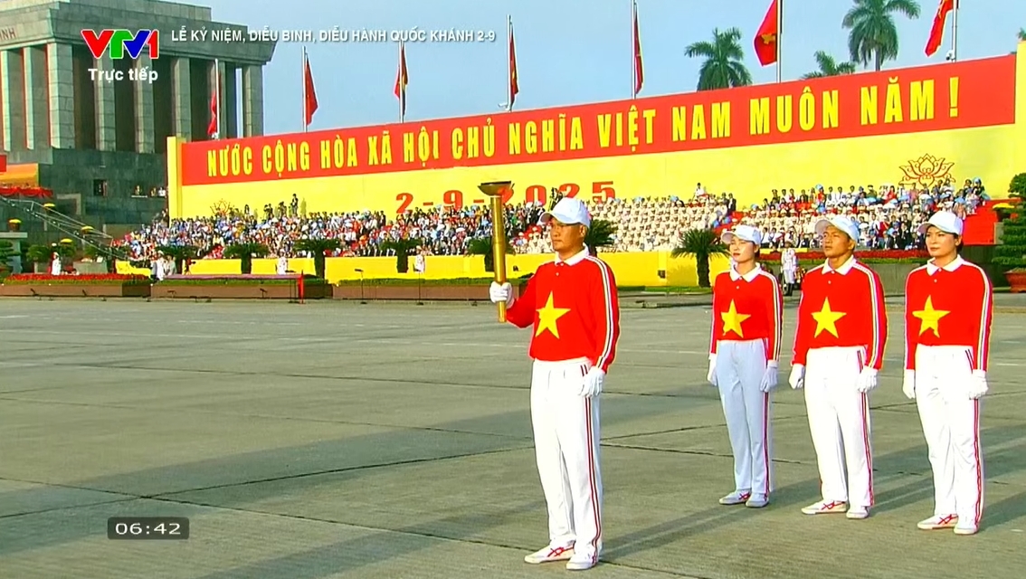 Profile "vàng" 4 thành viên trong đoàn rước đuốc từ Bảo tàng Hồ Chí Minh tới Quảng trường Ba Đình sáng 2/9- Ảnh 3.