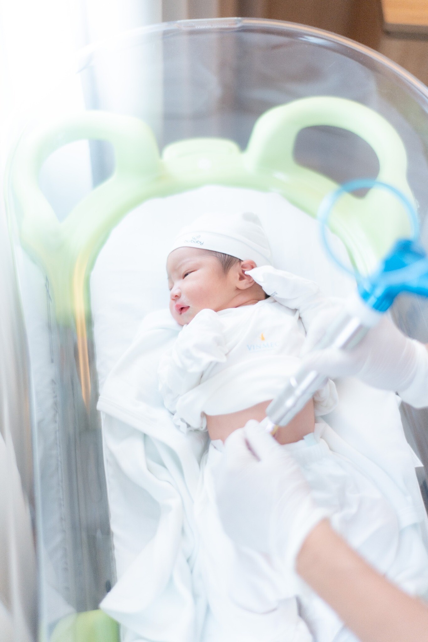 Hoa hậu H'Hen Niê sinh con đầu lòng: Chồng nhiếp ảnh gia khóc khi vợ 