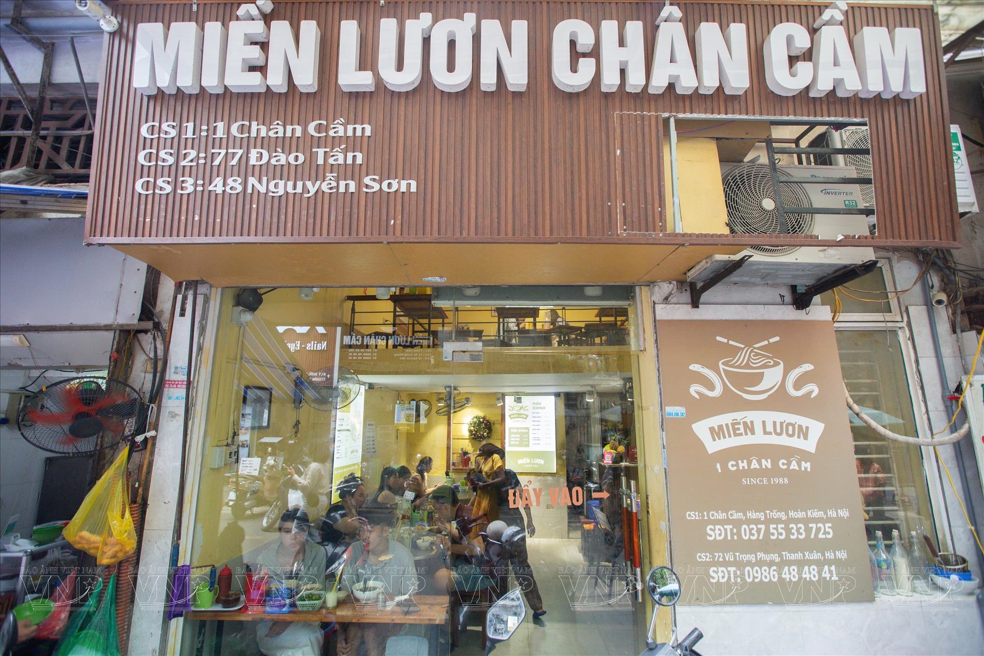 Khách Tây thưởng thức món đặc sản nổi tiếng phố cổ Hà Nội, nhận xét: "Ăn cả ngày cũng không chán!"- Ảnh 6.