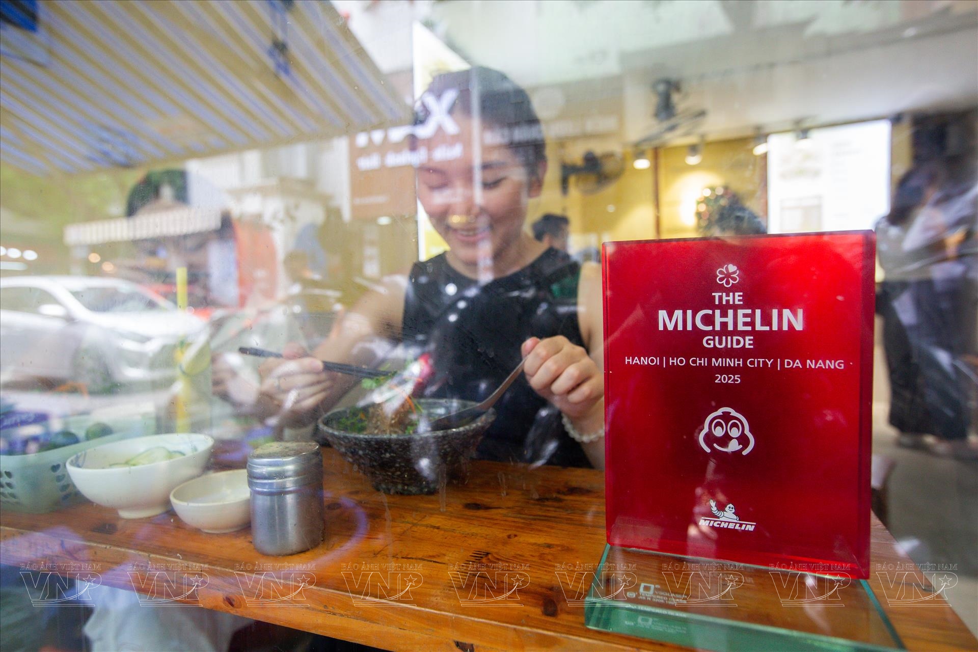 Khách Tây thưởng thức món đặc sản nổi tiếng phố cổ Hà Nội, nhận xét: "Ăn cả ngày cũng không chán!"- Ảnh 7.
