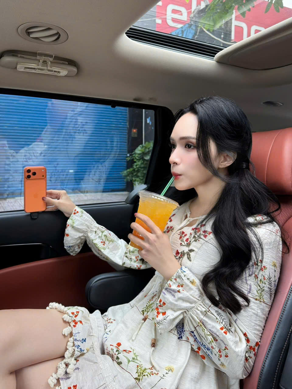 iPhone 17 Pro Max Cam đổ bộ showbiz Việt: Hương Giang khéo khoe, Cường đô la tặng nhân viên cả chục chiếc cùng lúc- Ảnh 1.