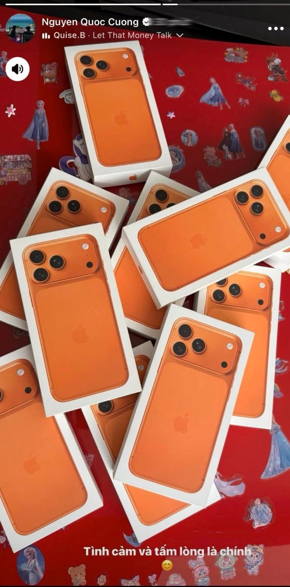 Cường Đô La chi trăm triệu đồng tậu hàng chục iPhone 17 Pro Max màu hot nhất tặng bạn thân và nhân viên- Ảnh 1.