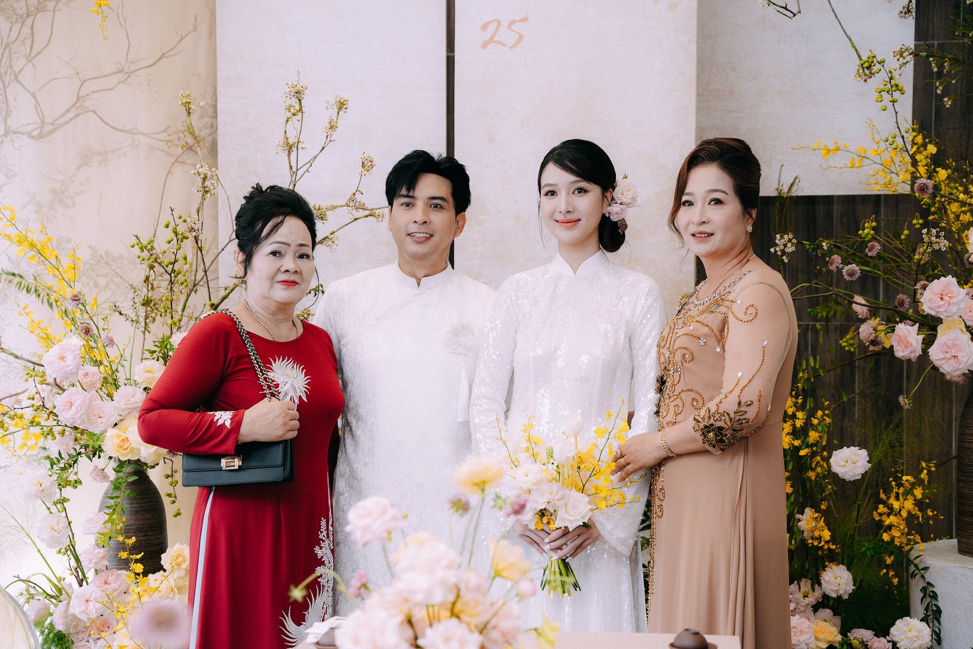 Vợ chồng Hồ Quang Hiếu nhận chúc phúc từ Quốc Trường, Nhật Kim Anh- Ảnh 17.