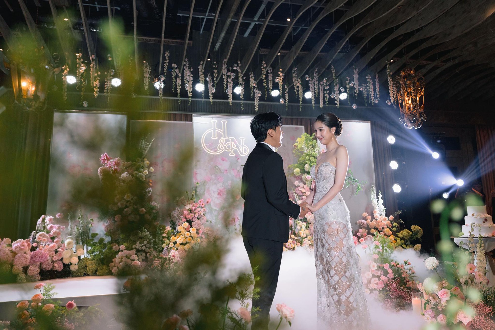 Vợ chồng Hồ Quang Hiếu nhận chúc phúc từ Quốc Trường, Nhật Kim Anh- Ảnh 10.