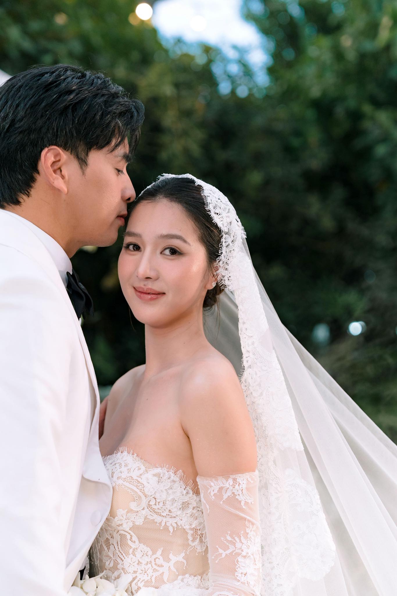 Vợ chồng Hồ Quang Hiếu nhận chúc phúc từ Quốc Trường, Nhật Kim Anh- Ảnh 13.