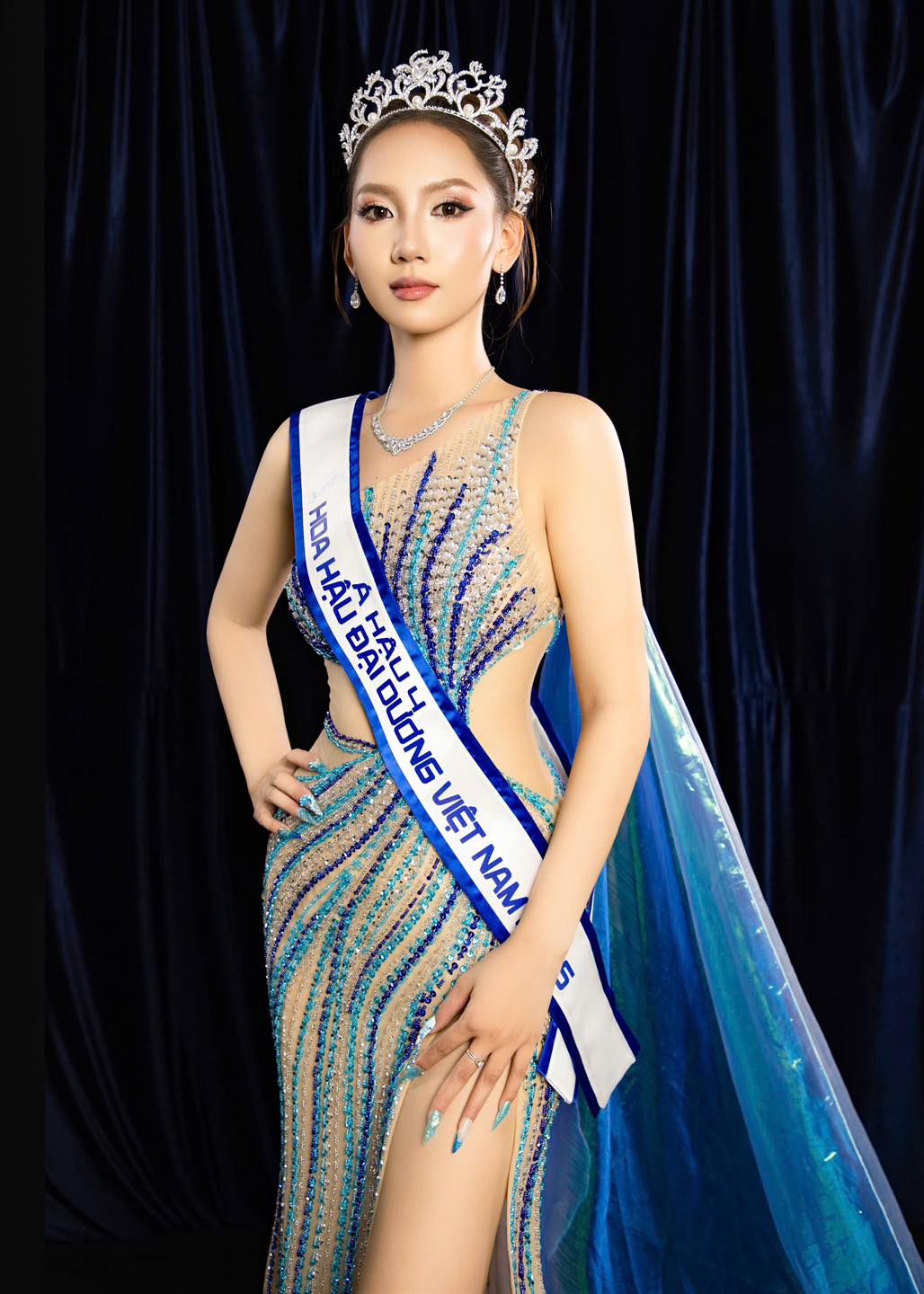 Màn trao vương miện Á hậu Việt cồng kềnh đến mức người nhận thái độ ra mặt?- Ảnh 4. Màn trao vương miện Á hậu Việt cồng kềnh đến mức người nhận thái độ ra mặt?- Ảnh 4.