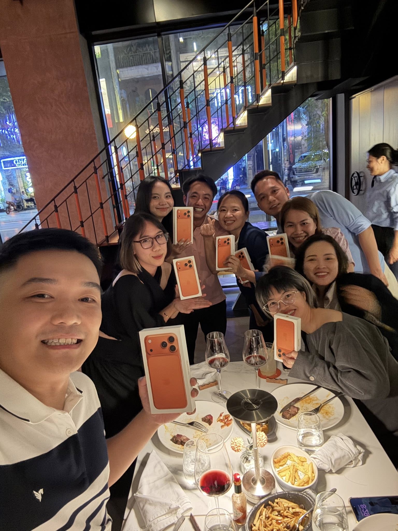 Cường Đô La chi trăm triệu đồng tậu hàng chục iPhone 17 Pro Max màu hot nhất tặng bạn thân và nhân viên- Ảnh 4.