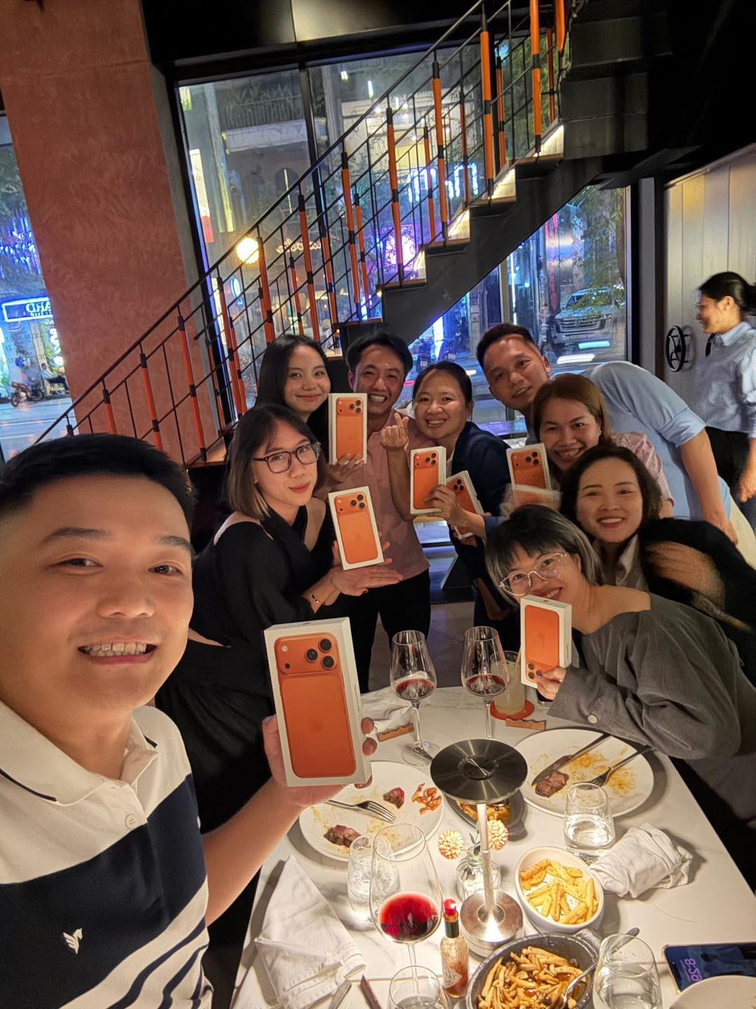 Cường Đô La không nói mình giàu, Cường Đô La chỉ đem “cả lố” iPhone 17 Pro Max gặp là tặng!- Ảnh 4.