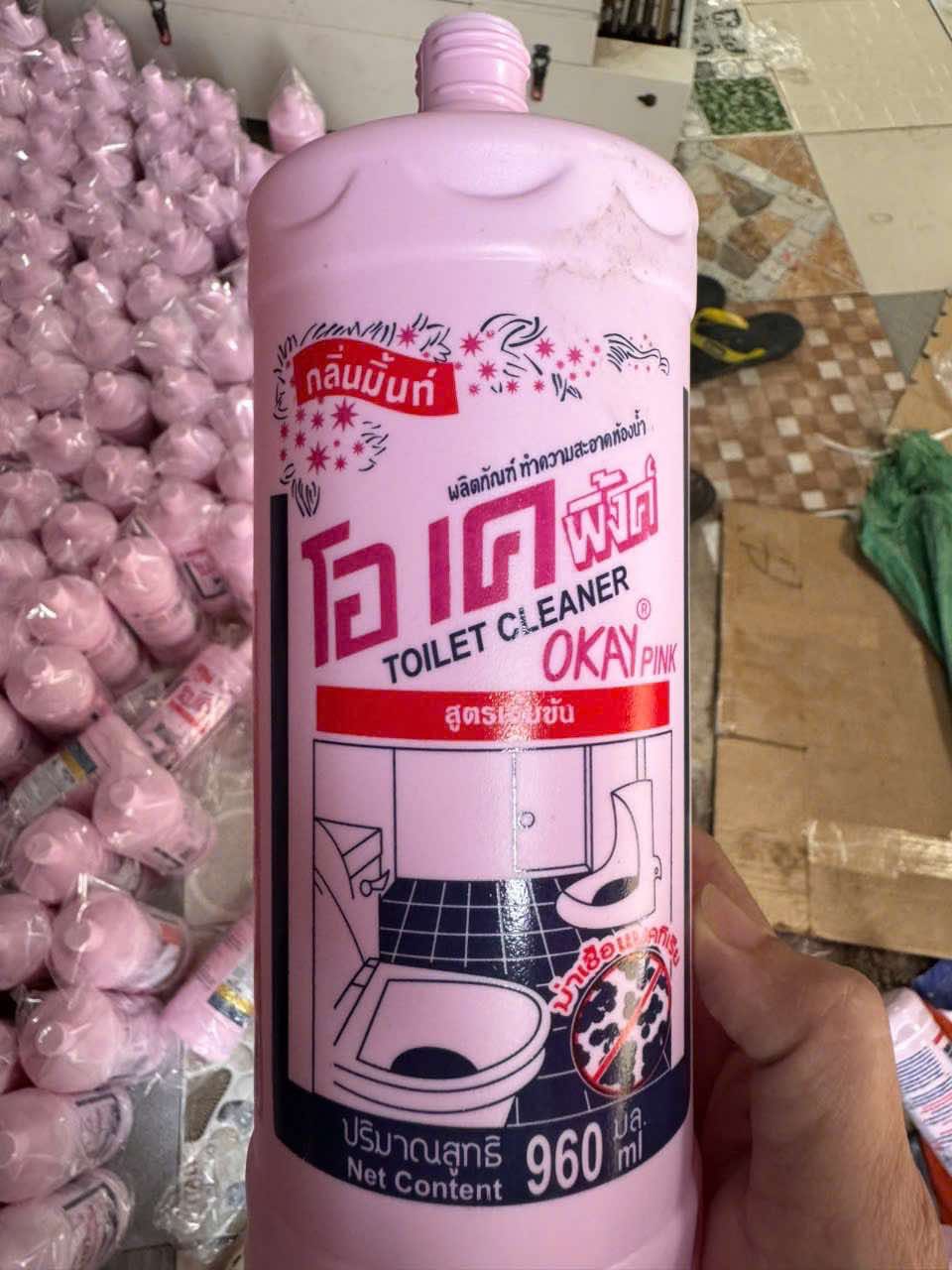Triệt phá đường dây sản xuất, buôn bán hàng giả nước giặt, nước tẩy rửa nổi tiếng ở TP.HCM- Ảnh 1.