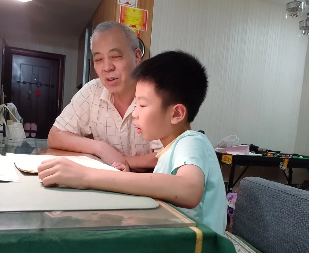 Nghe cháu đích tôn nói 7 từ, ông nội quyết định khăn gói trở về quê ngay trong đêm: Sống không tự do, sống làm gì...- Ảnh 2.