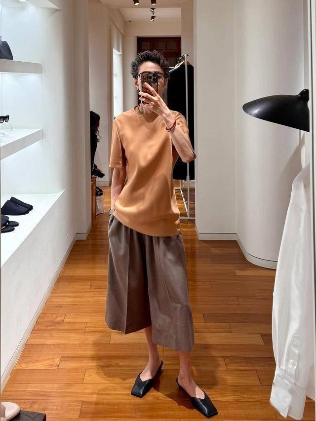 Người phụ nữ 50+ khiến dân tình xuýt xoa: Mặc đơn giản mà sang tận chân mây, khí chất Người phụ nữ 50+ khiến dân tình xuýt xoa: Mặc đơn giản mà sang tận chân mây, khí chất