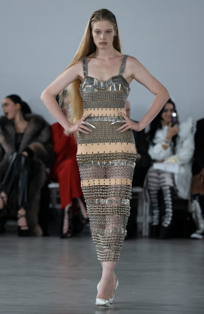 Con gái chuyển giới của Elon Musk debut tại New York Fashion Week, màn hét lớn độc lạ thành tâm điểm- Ảnh 11.