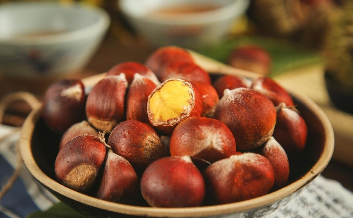 Mùa hạt dẻ phải ghim ngay mẹo này để tách vỏ: Hóa ra đơn giản, nhanh chóng lại không đau tay- Ảnh 1.