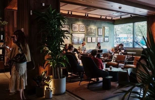 Chưa từng có trong lịch sử Starbucks: 200.000 nhân viên được tái cải tổ bài bản từ câu chào, 4 phút đã pha xong đồ uống, 95% đơn online giao đúng hẹn- Ảnh 1.