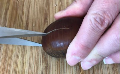Mùa hạt dẻ phải ghim ngay mẹo này để tách vỏ: Hóa ra đơn giản, nhanh chóng lại không đau tay- Ảnh 2.