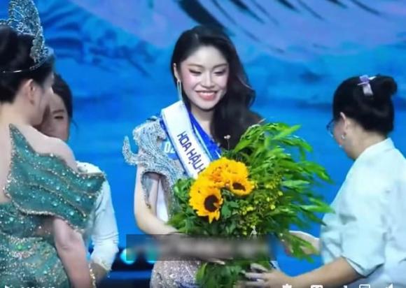 Bó hoa héo tặng Hoa hậu Đại dương gây phẫn nộ, chủ tịch cuộc thi lên tiếng- Ảnh 2.