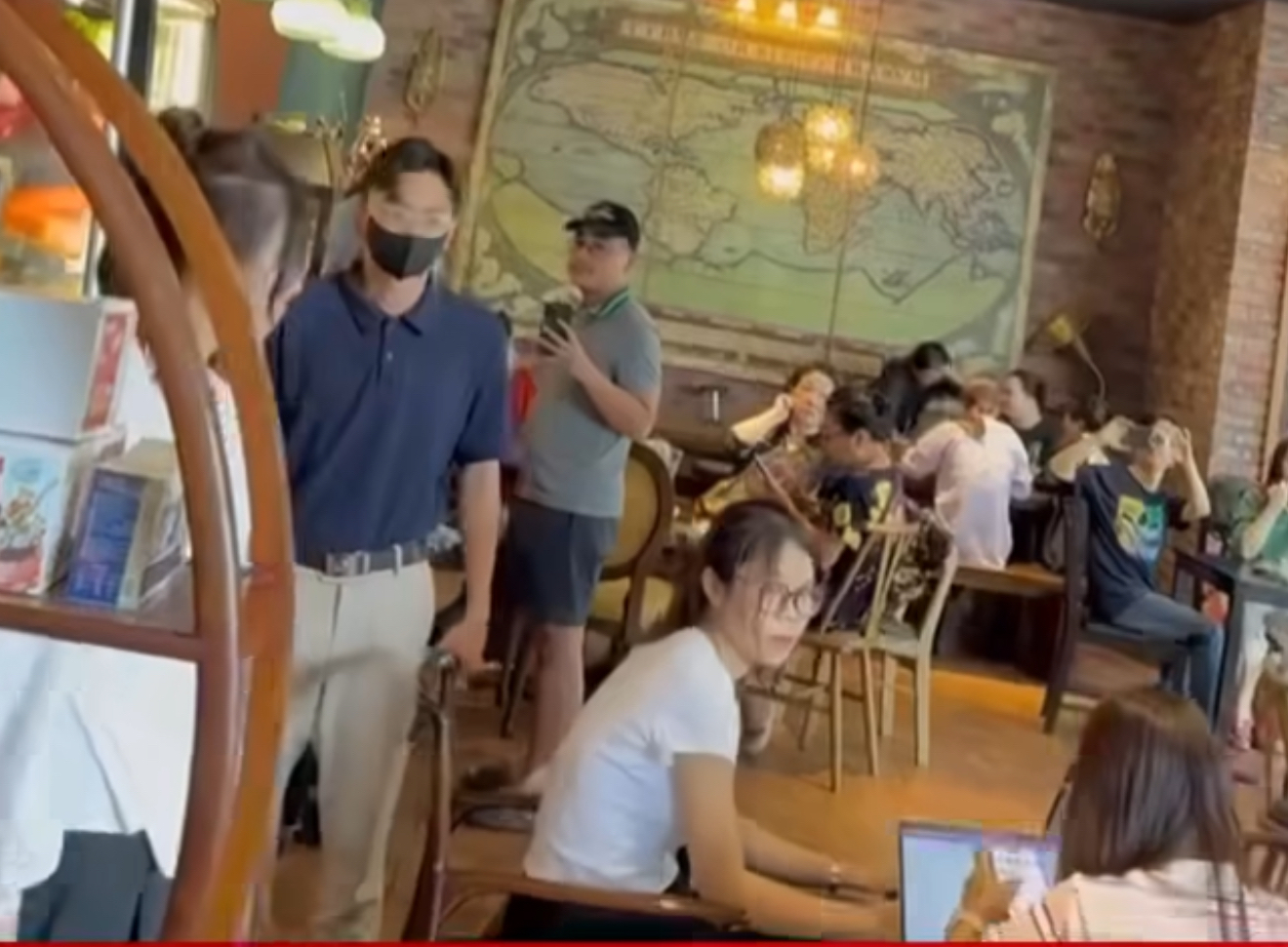 "Tổng tài" trong vụ hành hung nhân viên quán cà phê khai gì khi làm việc với công an?- Ảnh 2. "Tổng tài" trong vụ hành hung nhân viên quán cà phê khai gì khi làm việc với công an?- Ảnh 2.