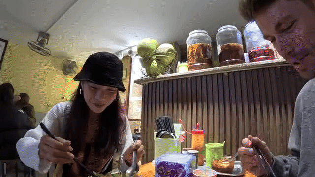 Khách Tây thưởng thức món đặc sản nổi tiếng phố cổ Hà Nội, nhận xét: "Ăn cả ngày cũng không chán!"- Ảnh 1.