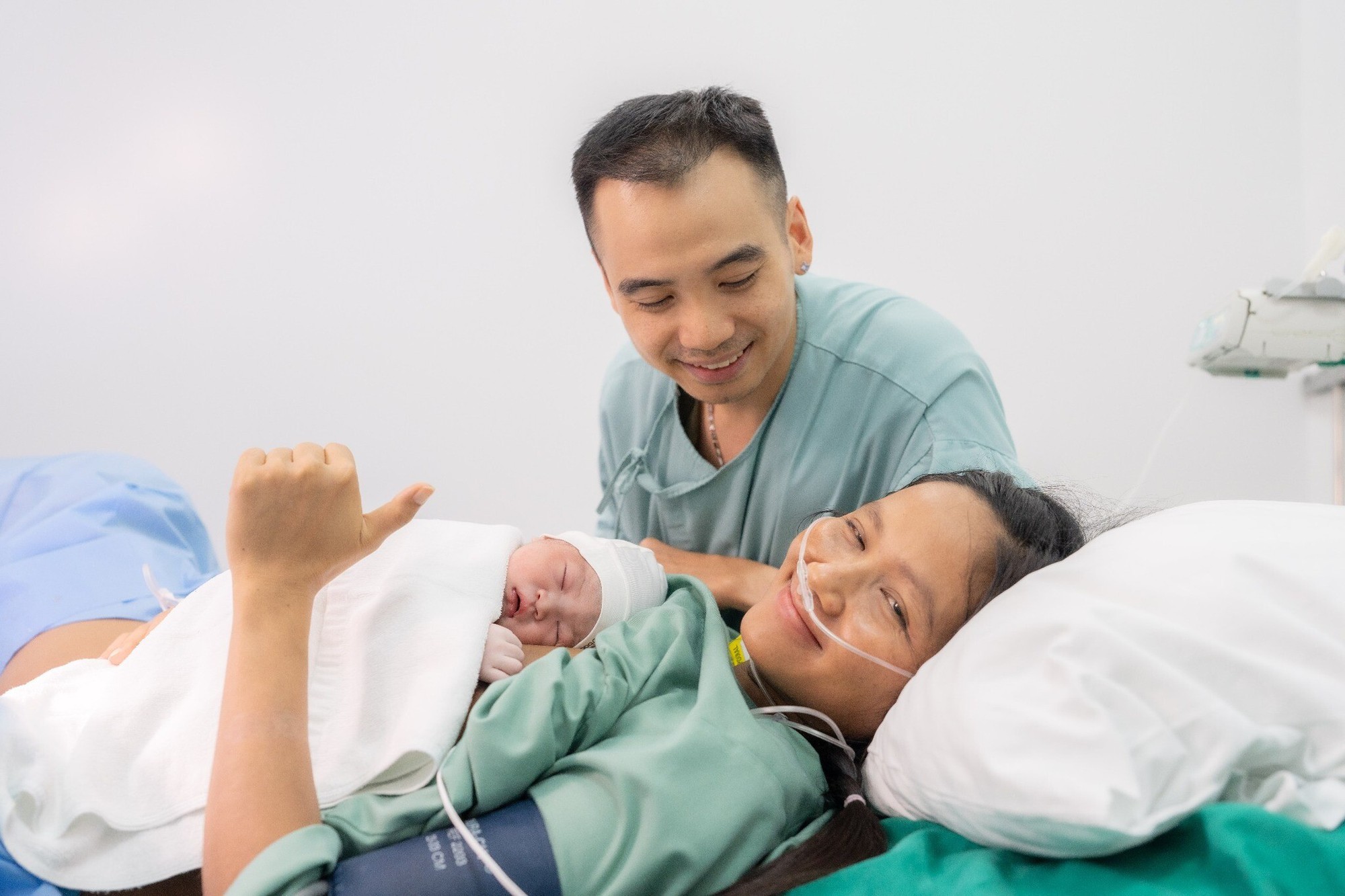Hoa hậu H'Hen Niê sinh con đầu lòng: Chồng nhiếp ảnh gia khóc khi vợ 