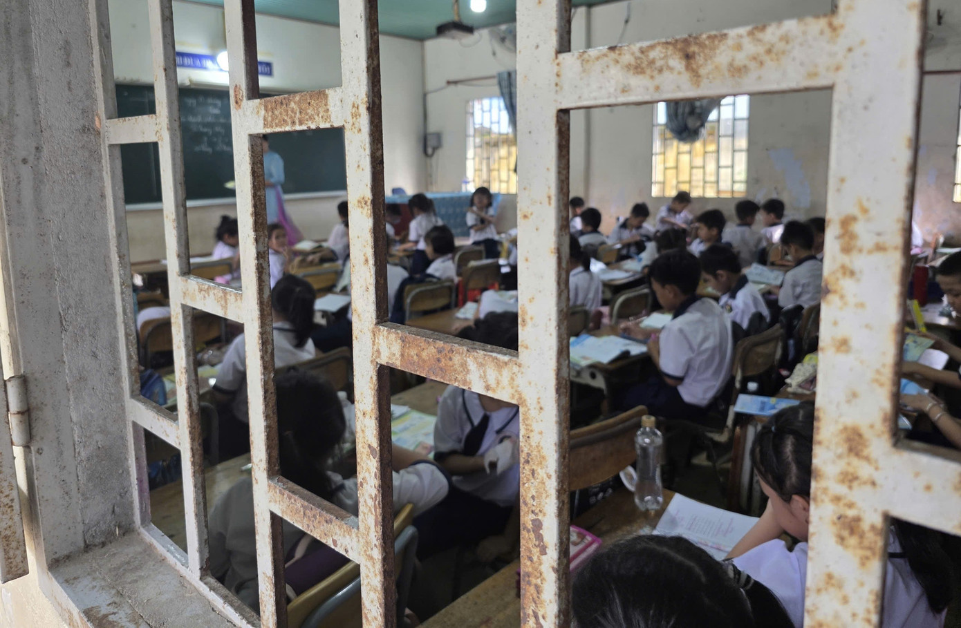 Phụ huynh rơi nước mắt nhìn phòng học của con tại trường công lập ở TPHCM- Ảnh 5.