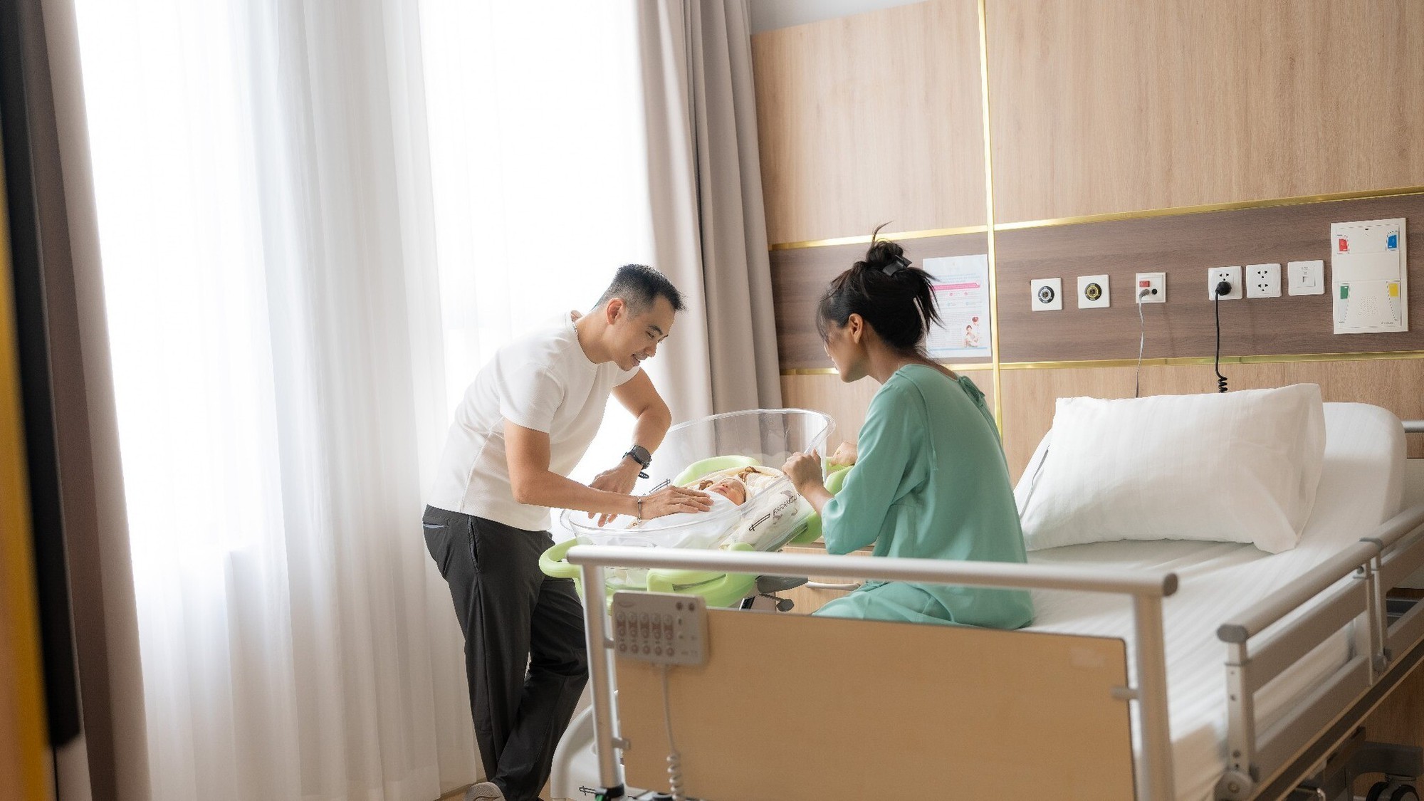 Hoa hậu H'Hen Niê sinh con đầu lòng: Chồng nhiếp ảnh gia khóc khi vợ 